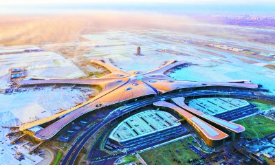 从空中俯瞰,大兴国际机场犹如一只凤凰,与首都国际机场形成"龙凤呈祥"