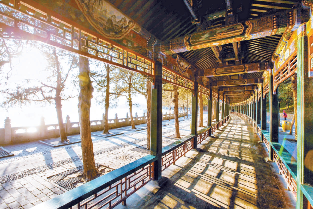 是著名的颐和园长廊,这是我国古建园林中最长的游廊